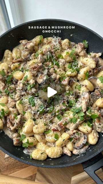 Emma Petersen 🥕 on Instagram: "HIGH PROTEIN SAUSAGE & MUSHROOM GNOCCHI 💫 An absolutely stunning one pan meal to add into your weeknight rotation! Comforting in all the right ways. Also my bf said this was the best dinner I’ve made this year - ofc the most biased review you’ll get, but I’ll take it ▫️ 500g gnocchi ▫️ 12 @musclefooduk chicken sausages ▫️ 2 garlic cloves ▫️ 250g mushrooms ▫️ Fresh thyme ▫️ 60g half fat creme fraîche ▫️ 200ml (or to desired consistency) starchy gnocchi water ▫️ Salt & pep Fry off the sausages and break up with your spatula as you do so. Once cooked, remove from the pan, re-oil and add in the garlic, mushrooms and thyme. Once cooked, lower the heat and add the creme fraîche and starchy water to form your sauce. Season well and return the sausages to the pan, Gnocchi Mushroom, Mushroom Gnocchi, Sausage Mushroom, Chicken Sausages, One Pan Meal, Best Dinner, Garlic Mushrooms, My Bf, One Pan Meals