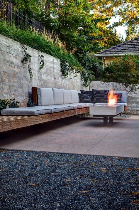 Midcentury Patio, Mid Century Modern Landscaping, Mid Century Landscaping, Outdoor Patio Designs, Backyard Fireplace, Modern Pools, Modern Backyard, Landscape Plans, Backyard Fire