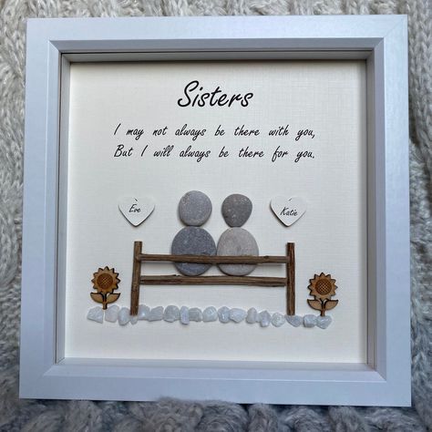 Pebble Art For Sisters, Stone Art Frame, Seaglass Quotes, Rock People Craft Pebble Art, Friendship Frames, Pebbles Craft, Rock Pictures, Stone Pictures Pebble Art, Sea Glass Art Projects