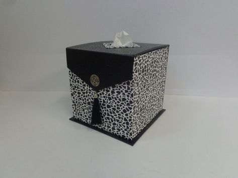 Tuto "boite mouchoirs carré" - Les créations déco de Marsouille Tea Box, Cardboard Crafts, Facial Tissue Holder, Tissue Box, Tissue Boxes, Facial Tissue, Origami, Decorative Boxes, Scrapbooking