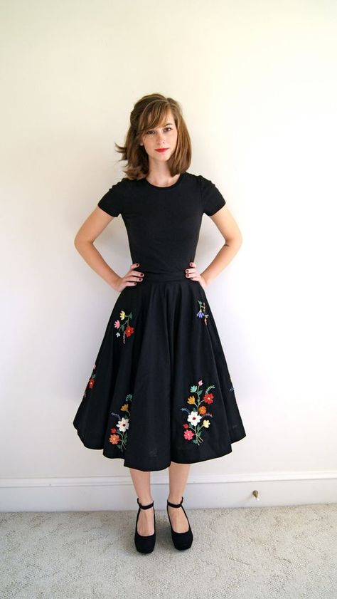 The vintage look is SO hot right now, but it's not the only thing that's hot: it's been 95 degrees or more for over two weeks here! So I was double thrilled to find the perfect circle-skirt sundress to wear,... Skirt Circle, Circle Skirts, Retro Pin Up, Elegante Casual, Mode Casual, Retro Mode, Short Hairstyle, Summer Vintage, Beautiful Skirts