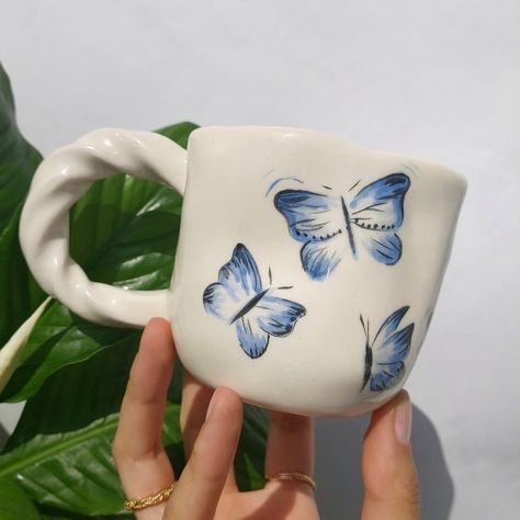 Cute Pottery Painting Ideas Mugs, Ceramic Pottery Painting, Pottery Butterfly, Clay Painting, Diy Pottery Painting, Pottery Inspo, Cerámica Ideas, Keramik Design, Cup Art