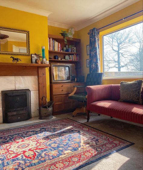 Maximalist Living room Mustard Yellow Maximalist Room, Mustard Walls Living Room, Mustard Yellow Living Room, Mustard Lounge, Living Room Mustard, Mustard Room, Plum Living Room, Mustard Living Room, Living Room 70s