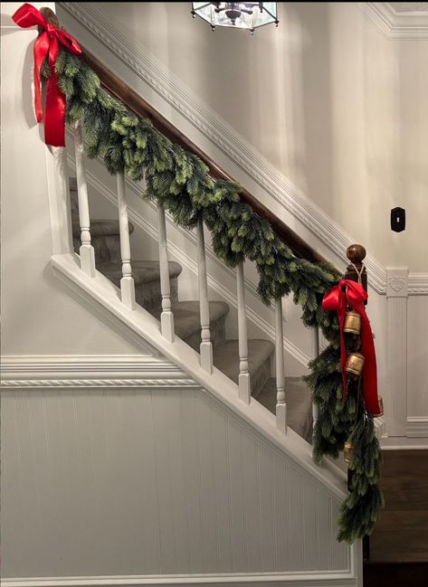 Stairway Garland Christmas Railings, Garland On Stair Railing, Railing Garland Christmas, Christmas Railing, Railing Garland, Stairway Garland, Christmas Staircase Decor, Christmas Stairs, Christmas Staircase