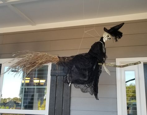 Flying Witch Decoration, Diy Flying Witch On Broom, Flying Witch Diy, Diy Flying Witch, Flying Witch Halloween, Witch Flying On Broom, Halloween Window Display, Halloween Flying Witch, Witch Flying