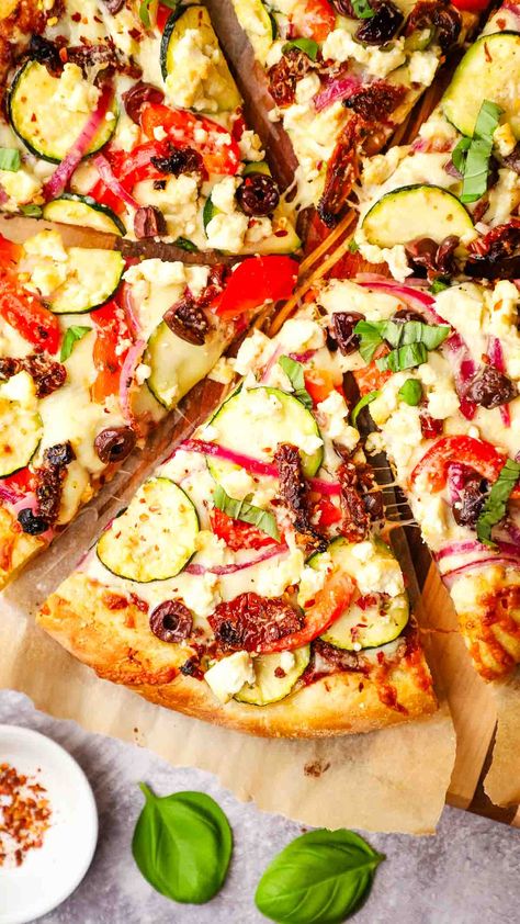 This homemade mediterranean pizza is packed with the vibrant flavors of marinated veggies, sun dried tomatoes, kalamata olives, and feta cheese. Marinated Veggies, Basic Dough Recipe, Mediterranean Diet Snacks, Mediterranean Pizza, Mediterranean Diet Breakfast, Thick Crust Pizza, Perfect Pizza Dough, Diet Dinner Recipes, Naan Pizza