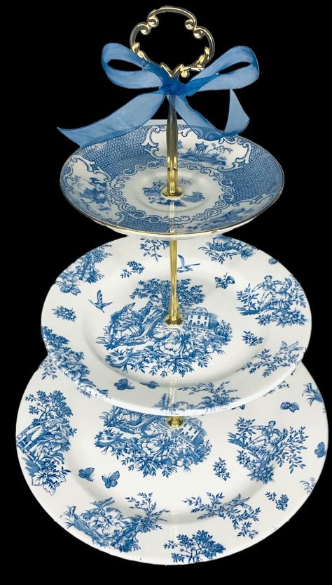 VINTAGE WEDDING BLUE Willow Cake Stand serving Tray - Etsy Toile Cake, Blue Willow Decor, Blue Willow China Pattern, French Blue Wedding, Christmas Wedding Themes, Floral Wedding Gown, 45th Wedding Anniversary, Teacup Crafts, Blue Willow China