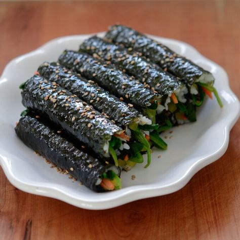 Kimbap Recipe Korean, Kimbap Recipe, Seaweed Recipes, Seaweed Rice, Seaweed Rolls, Recipe Korean, Meal On The Go, Rice Rolls, Seaweed Snacks