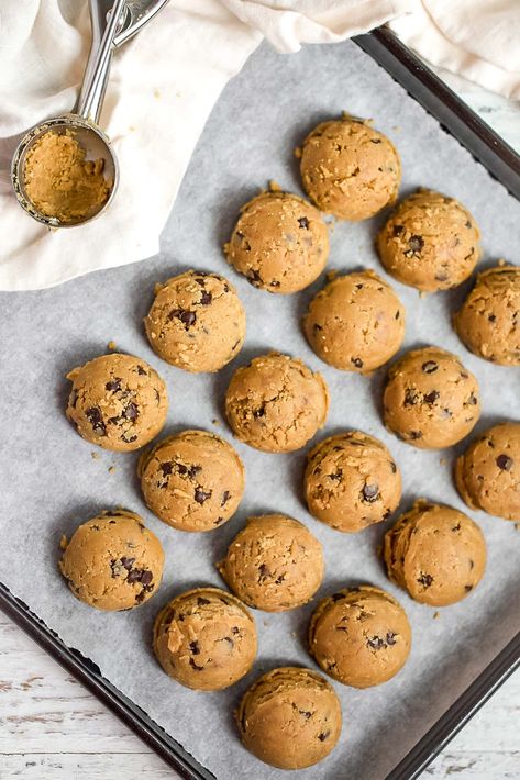 Healthy Cookie Dough Bites: Vegan & No Bake Easy Chocolate Chip Cookie Dough, Gluten Free No Bake Cookies, Vegan Cookie Dough Bites, Vegan Cookie Dough Recipe, Chocolate Chip Cookie Dough Balls, Healthy Cookie Dough Bites, Easy Chocolate Chip Cookie, Vegan No Bake, Easy Vegan Cookies