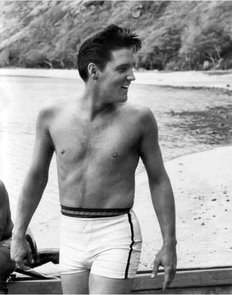 Beautiful Elvis in "Blue Hawaii" Elvis Presley Blue Hawaii, Elvis Presley Quotes, Elvis Presley Posters, Elvis Presley Videos, Film Blue, Elvis Presley Images, Young Elvis, Elvis Presley Pictures, Elvis And Priscilla