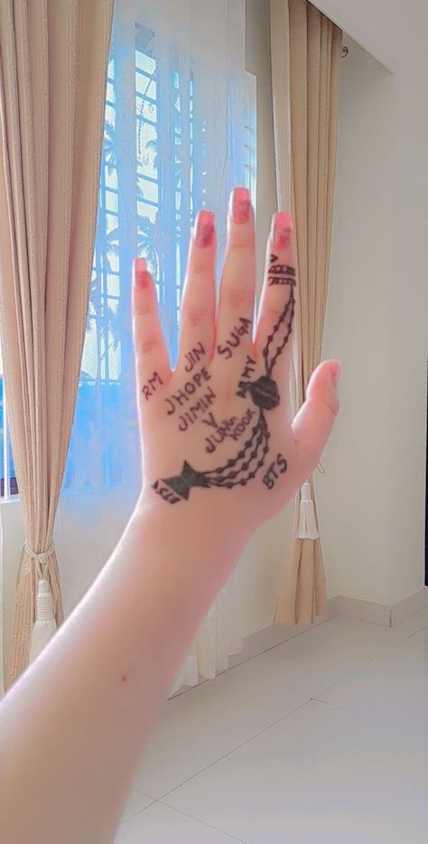 Blackpink Mehendi Design, Bts Mehedi Design, Bts Army Mehndi Designs, Bts Mehndi Designs Simple, Aesthetic Mehandi Designs Back Hand, Bts Mehandi Designs, Bts Mehendi Design, Bts Henna Designs, Mehndi Finger Design