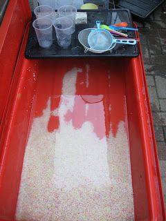 Rice in the Water Tray (",) Love the tray of tools Water Tray Ideas Eyfs, Sensory Tubs, Tuff Spot, Eyfs Classroom, Early Years Classroom, Eyfs Activities, Water Tray, Nursery Activities, Independent Play