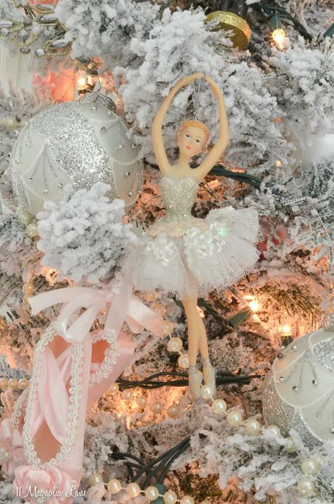 Christmas Aesthetic Vintage, Young Ballerina, Christmas Ballet, Nutcracker Christmas Tree, Rosa Shocking, Ballerina Ornaments, Themed Christmas Tree, Vintage Nutcrackers, Christmas Dance