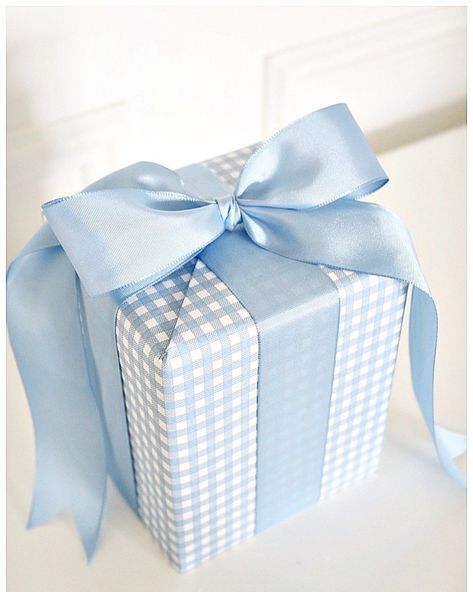 Blue Gift Basket, Diy Gifts To Sell, Bff Gifts Diy, Gift Wrapping Inspiration, Birthday Gift Wrapping, Anime Crafts, Beautiful Gift Wrapping, Beautiful House, Blue Gift