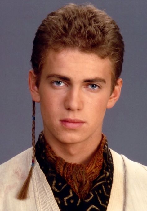 Anakin Skywalker Star Wars Padawan Braid, Anakin Skywalker Hairstyle, Jedi Hairstyles Men, Jedi Hairstyles, Padawan Kenobi, Padawan Braid, Star Wars Hairstyles, Jedi Halloween, Padawan Anakin