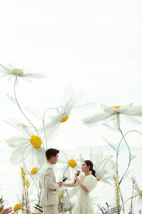 An INCREDIBLE daisy themed wedding in Thailand | Real Weddings, Wedding Inspiration | 100 Layer Cake Daisy Themed Wedding, Giant Flowers Wedding, Wedding In Thailand, Giant Flowers Diy, Daisy Party, Thailand Wedding, Daisy Wedding, Dream Wedding Decorations, Wedding Backdrop Design