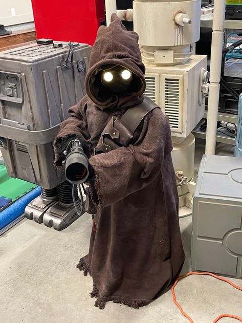 Jawa Costume Pattern, Jawa Costume Diy, Halloween Film Costumes, Jawa Cosplay, Wookie Costume, Star Wars Halloween Decorations, Jawa Costume, Terrifying Halloween Costumes, Storm Trooper Costume