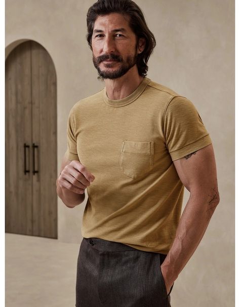 Rugged Slub Crew-Neck T-Shirt Cottage Outfits, Vintage Outfits Men, Smart Casual Menswear, Outfits Retro, Queer Fashion, Mens Fashion Classic, Style Evolution, Mens Casual Dress Outfits, Smart Casual Outfit