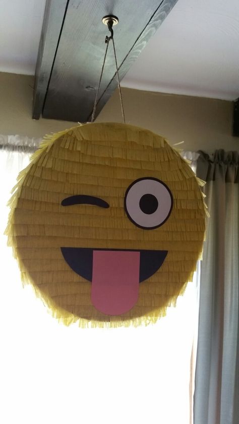 Emoji Pinata, Birthday Box Gift, Emoji Birthday Cake, Piñata Party, Emoji Craft, Emoji Birthday Party, Piñata Ideas, Pinata Party, Emoji Party