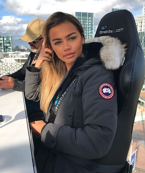 Best time drinking in the sky😍 @ldninthesky Canada Goose Women Outfits, Canada Goose Outfit, Tennessee Thresher, Dinner In The Sky, Canada Goose Women, Insta Outfits, Fur Hood Jacket, Pretty Babe, Winter Inspo