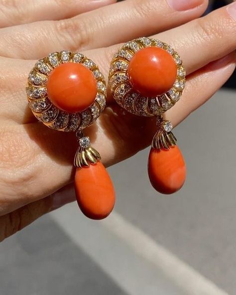 Coral Jewelry Vintage, Jewelry Necklace Simple, Coral Earrings, Coral Jewelry, Gold Earrings Designs, Gold Jewelry Fashion, Antique Jewellery, High Jewelry, Vintage Jewellery