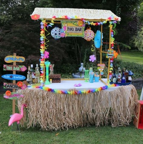 65th Luau Birthday | CatchMyParty.com Hawaiian Birthday Party Ideas, Malle Party, Tiki Party Decorations, Rio Birthday Parties, Hawaii Themed Party, Birthday Luau, Tropical Birthday Party, Luau Party Decorations, Aloha Party