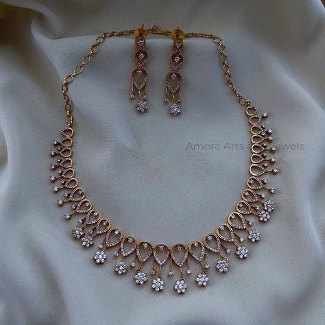 Ruby Necklace Designs, Indian Wedding Jewelry Sets, Necklace Set With Earrings, Neck Pieces Jewelry, Gold Jewels Design, Antique Necklaces Design, Fancy Jewelry Necklace, Pearl Necklace Designs, Jewelry Set Design