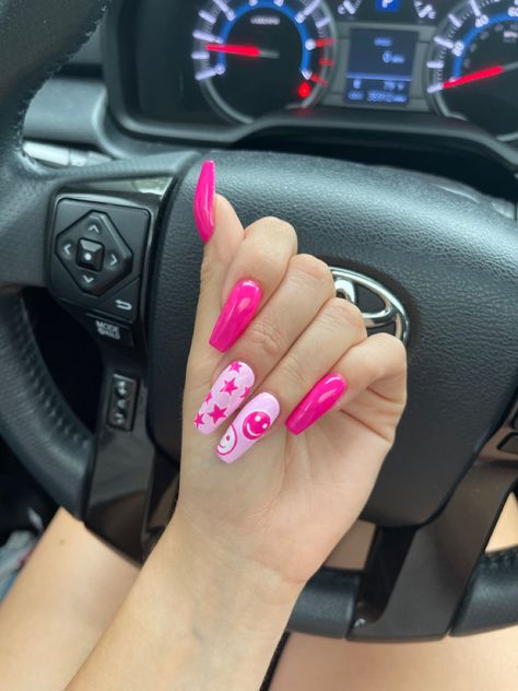 medium length coffin nails that alter light pink and hot pink with smiley faces and stars Nail Designs Hot Pink, Rave Nails, Barbie Pink Nails, Acrylic Pink, Purple Acrylic Nails, Light Pink Nails, Hot Pink Nails, Simple Acrylic Nails, Trendy Nail