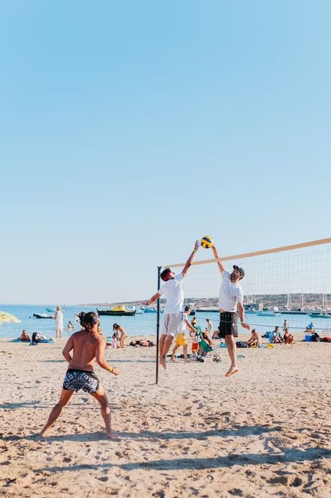 people sitting on beach shore during daytime photo – Free Usa Image on Unsplash People Playing Volleyball, Jump Program, Vertical Jump Workout, Jump Workout, Beach Volleyball Court, Indoor Volleyball, Jump Higher, Volleyball Court, Playing Volleyball