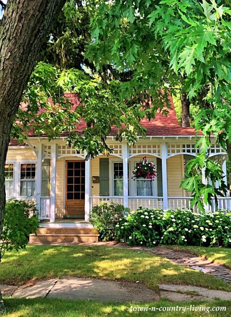 Cottages, Bungalows, and Summer Color: Style Showcase - Town & Country Living Craftsman Cottage, White Ginger Jars, Cottages And Bungalows, Dream Cottage, Summer Cottage, Southern Hospitality, Dream Houses, Town Country, Summer Color