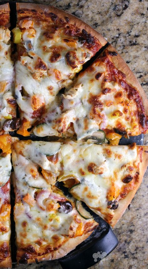 Gormet Pizza, Gyro Pizza, Gourmet Pizza Recipes, Chicken Gyro, Pizza Oven Recipes, Calzone Pizza, Easy Homemade Pizza, Artisan Pizza, Cooking Pizza