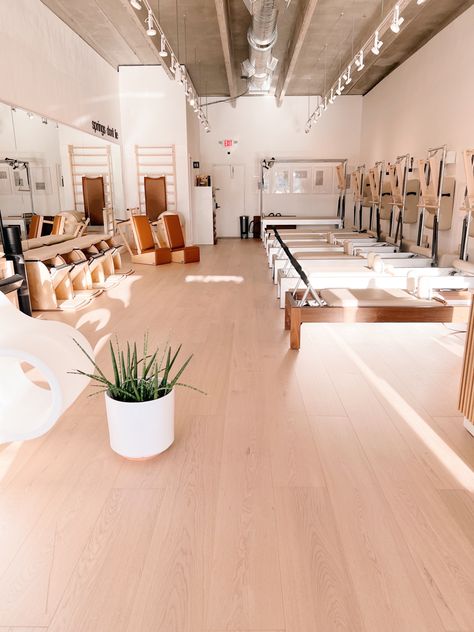 Retail Bathroom Ideas, Cozy Pilates Studio, Pilates Studio Floor Plan, Pilates Studio Design Decor, Home Workout Room Ideas, Pilates Studio Aesthetic, Pilates Studio Design Interiors, Small Yoga Studio, Pilates Design