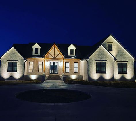 Exterior House Lighting Night, Home Exterior Lighting At Night, Outdoor Uplighting House, Eve Lighting Exterior, Exterior Uplighting House, House Uplighting Outdoor, Modern Farmhouse Exterior Entry, Farmhouse Exterior Lights, Uplighting House Exterior