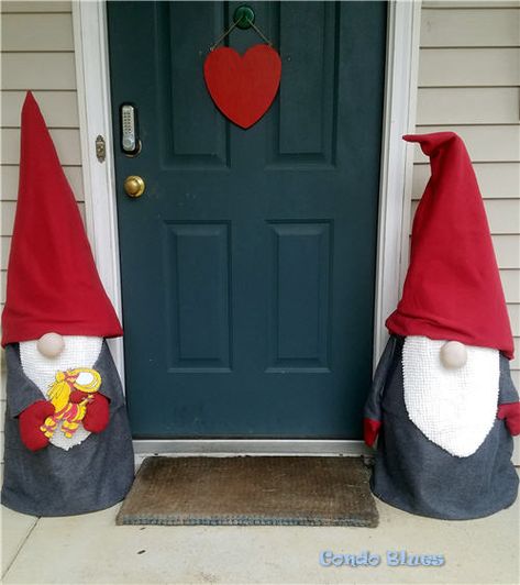 DIY giant Christmas gnome crafts Yard Gnomes, Gnome Decorations, Gnomes Diy, Tomato Cages, Diy Gnomes, Gnomes Crafts, Heart Decorations, Scandinavian Christmas, Diy Holiday