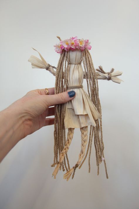 Diy Corn Husk, Corn Husk Crafts, Corn Husk Dolls, Corn Husk, Spirit Dolls, Child Doll, Nature Crafts, Diy Canvas, Flower Child