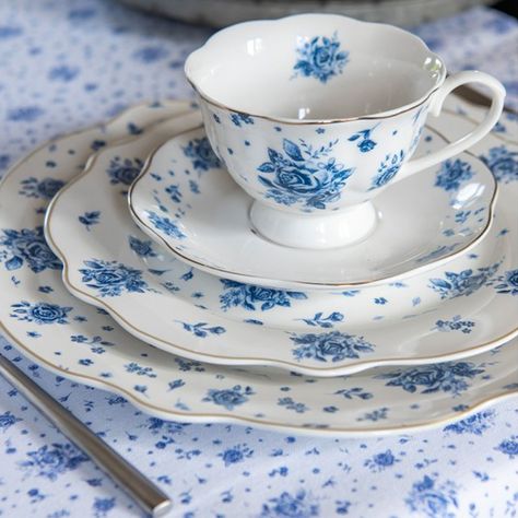 Assiette En Porcelaine Blanche Avec Motif Fleuri Bleu Et Bordure Doré. Lavage À La Main Recommandée Pour Une Utilisation Prolongée. Assiette À Assortir Avec Les Autres Éléments De La Même Série Fleurie Bleue. Excellente Qualité Avec Motifs Uniques. Dimensions: 27x27x2cm Couleur: Blanc, Bleu Matière: Porcelaine- Taille : Taille Unique Dream House, Fabric