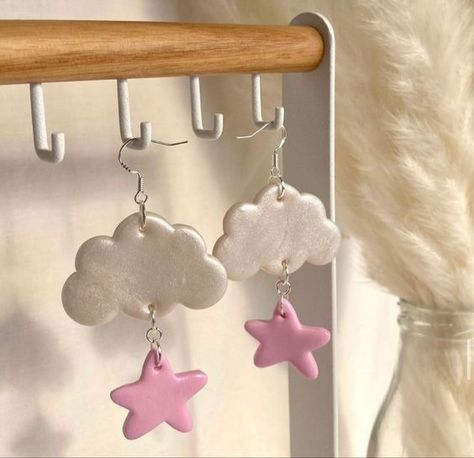 35 CLAY EARRINGS DIY - julsweek Clay Earrings Diy, Going To The Movies, Crea Fimo, Clay Keychain, Polymer Clay Flower Jewelry, Diy Earrings Polymer Clay, Handmade Clay Jewelry, Clay Diy Projects, Polymer Clay Jewelry Diy