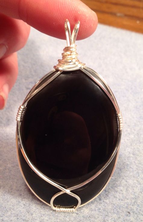 Obsidian cabbed stone silver wire wrapped pendant. Wire Wrapped Oval Stone, Wire Wrapped Palm Stone, Beaded Wire Art, Bails For Jewelry, Aluminum Wire Jewelry, Copper Wire Crafts, Wire Jewelry Patterns, Wire Wrap Cabochon, Twist Jewelry