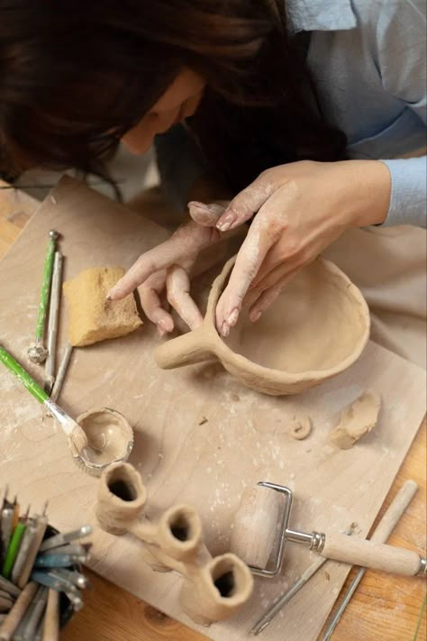 Ceramics Class Aesthetic, Clay Sculpting Aesthetic, Clay Workshop Ideas, Pottery Learning, Sculpting Aesthetic, Doing Pottery, Hand Clay, Clay Aesthetic, Pottery Aesthetic