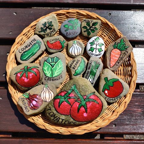 Painted Garden Rocks, Garden Rocks, Stones Aesthetic, Stones Garden, Garden Labels, Art Pierre, Painted Rocks Craft, Crafts For Seniors, Painted Rocks Diy