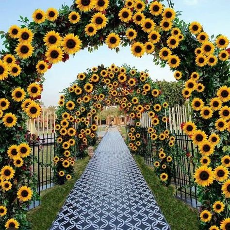 Wedding Car Deco, Sunflower Wedding Decorations, Sunflower Theme, Sunflower Themed Wedding, Dream Beach Wedding, Mall Decor, Yellow Wedding Flowers, Wedding Entrance Decor, Dream Wedding Decorations