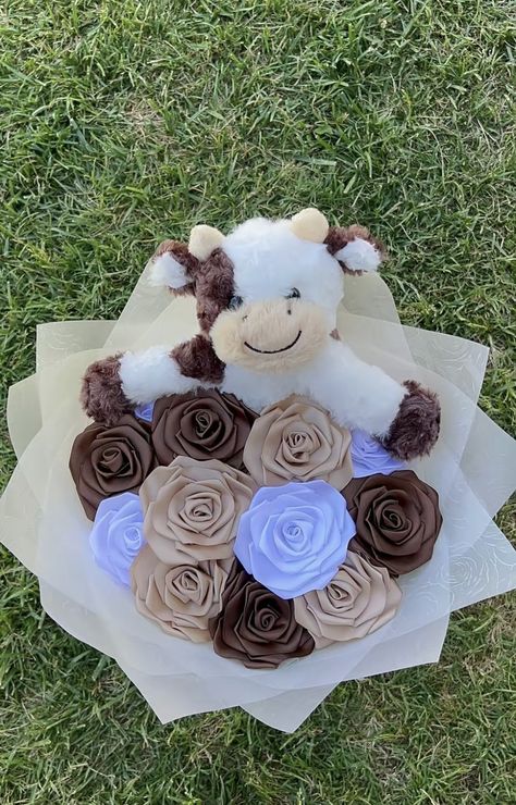 Bouquet Of Stuffed Animals, Flower Bouquet With Teddy Bear, Teddy Bear Sunflower Bouquet, Plush Bouquet With Flowers, 2024 Cake, Flowers And Teddy Bear Gift Aesthetic, Ramo Ideas, Forever Flower Bouquets, Rose Ideas