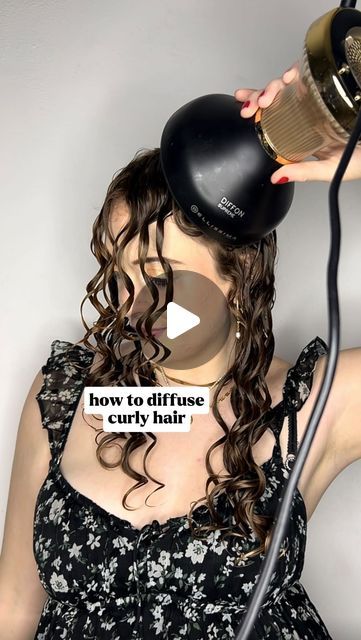 Molly Beth on Instagram: "how to diffuse curly hair ✍️💗 for maximum curl definition and longevity   diffusing is one of the most important stages when styling curly hair, it can truly make or break washday!  here’s what I do (and why)  ✍️ 1: always diffuse my hair on medium heat and speed - I’ve found that this is the perfect formula for meeee 💗 though I do always make sure to use a heat protectant beforehand to make sure I’m avoiding potential heat damage  ✍️ 2: wait 5 mins before diffusing. this lets the curls set and helps reduce frizz. my hair feels wet / damp, but not soaking wet after these 5 mins  ✍️ 3: hover diffuseeeee. make sure the diffuser touches your hair as little as possible during this stage. again, this helps the curls set and keep their shape. I’ve found that if I jump Using Diffuser On Curly Hair, Curly Hair Diffuser Tutorials, How To Use A Diffuser, How To Use A Diffuser On Curly Hair, How To Diffuse Curly Hair, How To Make Curls, Diffusing Curly Hair, Diffuser Curly Hair, How To Do Curls