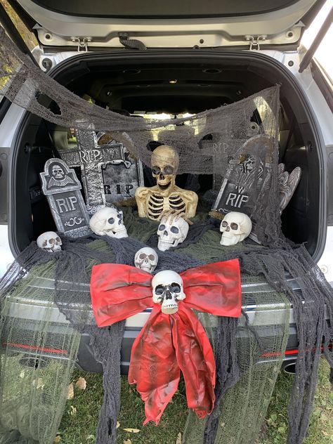 Pick Up Truck Halloween Decorations, Cemetery Trunk Or Treat Ideas, Grave Yard Trunk Or Treat Ideas For Cars, Cemetery Trunk Or Treat, Trunk Or Treat Scary, Graveyard Trunk Or Treat, Halloween Car Decorations, Trunker Treat Ideas, Car Decorating