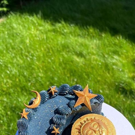 Cakes by Jane on Instagram: "My take on the crescent moon cake shape, I didn’t want to waste too much cake so the sun is a mini cake too! I am actually obsessed with this, I want to put it in a glass box and stare at it all day ✨🌙☀️🌔 full decorating video is posted on my TikTok! 

.
.
.
#kutiwacakes #cake #cakestyle #cakesofinstagram #cakestagram #cakeart #cakecakecake #cakeinspiration #cakeinspo #pinterestcake #cresentmoon #cresentmooncake #caketrends #caketrend #birthdaycake #manchestercakes #prettycakes #aesthetic #midnightsun #midnights #like #sunandmoon #celestial #celestialcake #explore #explorepage #cakedecorator #cakeideas #cakedecoration #inspo" Sun And Moon Cake, Crescent Moon Cake, Full Moon Cake, Luna Aesthetic, 25th Birthday Parties, Pinterest Cake, Decorating Videos, Cake Shapes, Cake Trends