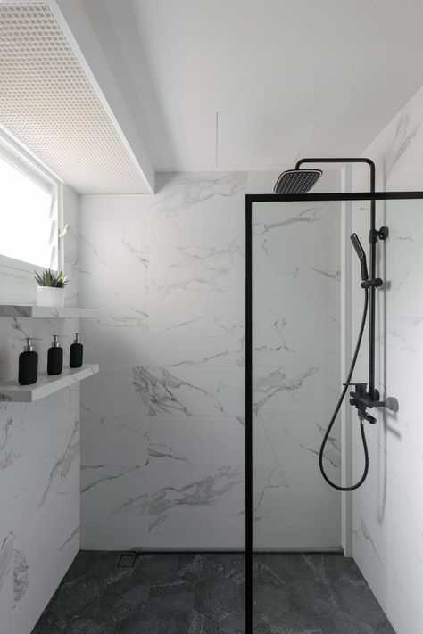 How a 75” TV Inspired the Most Marble-lous HDB Home Ever | Qanvast Fun Bathrooms, Ideas Baños, Bilik Air, White Marble Bathrooms, Marble Showers, Bathroom Inspiration Modern, Washroom Design, Bathroom Redesign, Toilet Design