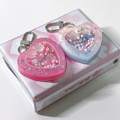 Heart Shaker Keychain, Resin Shaker Ideas, Resin Shaker Charm, Resin Shaker Keychain, Resin Shakers, Shaker Charm, Cookie Craft, Instagram Heart, Resin Jewelry Diy