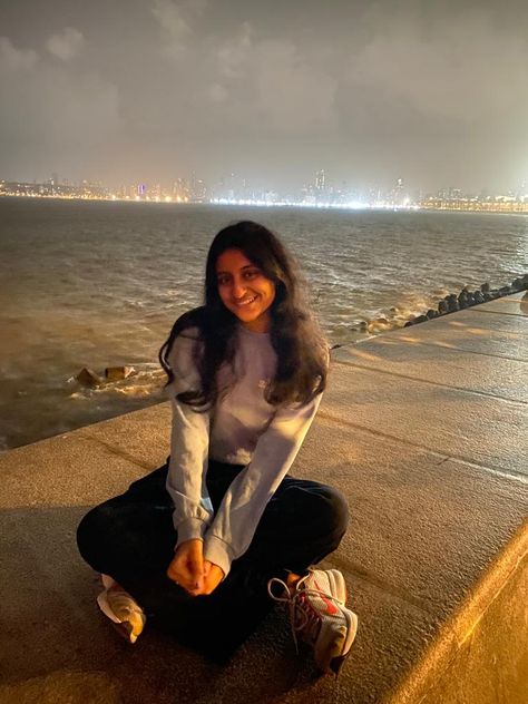 Marine Drive Photography, Marine Drive Mumbai Photo Poses, Mumbai Trip Outfit, Marine Drive Photo Poses, Mumbai Photoshoot, Western Poses, Mumbai Trip, Drive Photography, Casual Poses