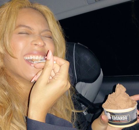 Beyoncé Art Selfie, Penelope Disick, Happy Model, Carter Family, Eating Ice Cream, Beyoncé Giselle Knowles-carter, Beyoncé Giselle Knowles, Online Photo Gallery, Beyonce And Jay Z