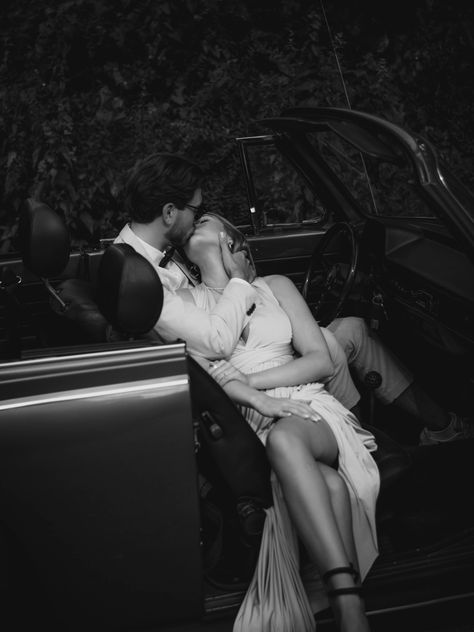 https://www.instagram.com/jaelneugebauer/ Limo Pictures Photo Ideas, Wedding Limo Photos, Limo Photoshoot, Limo Ride, Night Wedding Photos, Wedding Limo, Prom Picture Poses, Prom Picture, Prom Photography